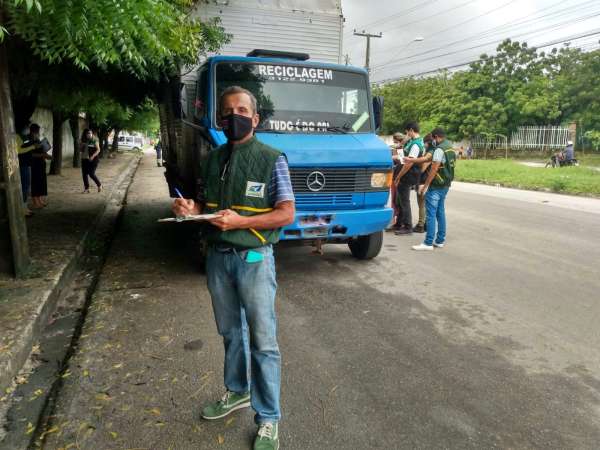 Semace vistoria 38 veículos movidos a diesel em blitz de combate à fumaça irregular