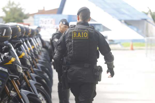 Raianos da PMCE ajudam criança perdida no bairro Granja Portugal em Fortaleza