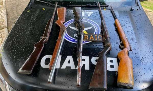 CPRaio encontra cinco espingardas escondidas em saco enterrado em estrada no interior