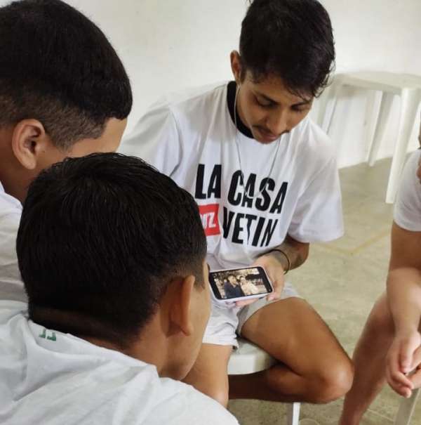 Léo Suricate apresenta trabalhos de arte digital para jovens do Dom Bosco