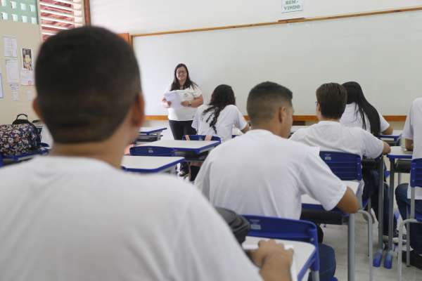 População de Beberibe recebe nova Escola de Tempo Integral, sistema de abastecimento e areninhas