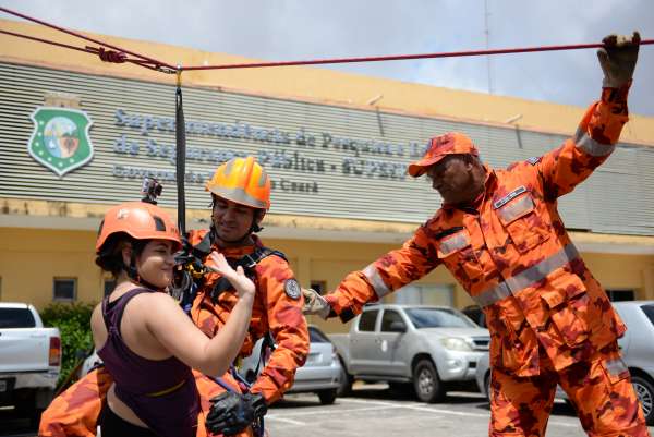 CBMCE realiza simulação de resgate nas alturas com tirolesa durante evento da SSPDS