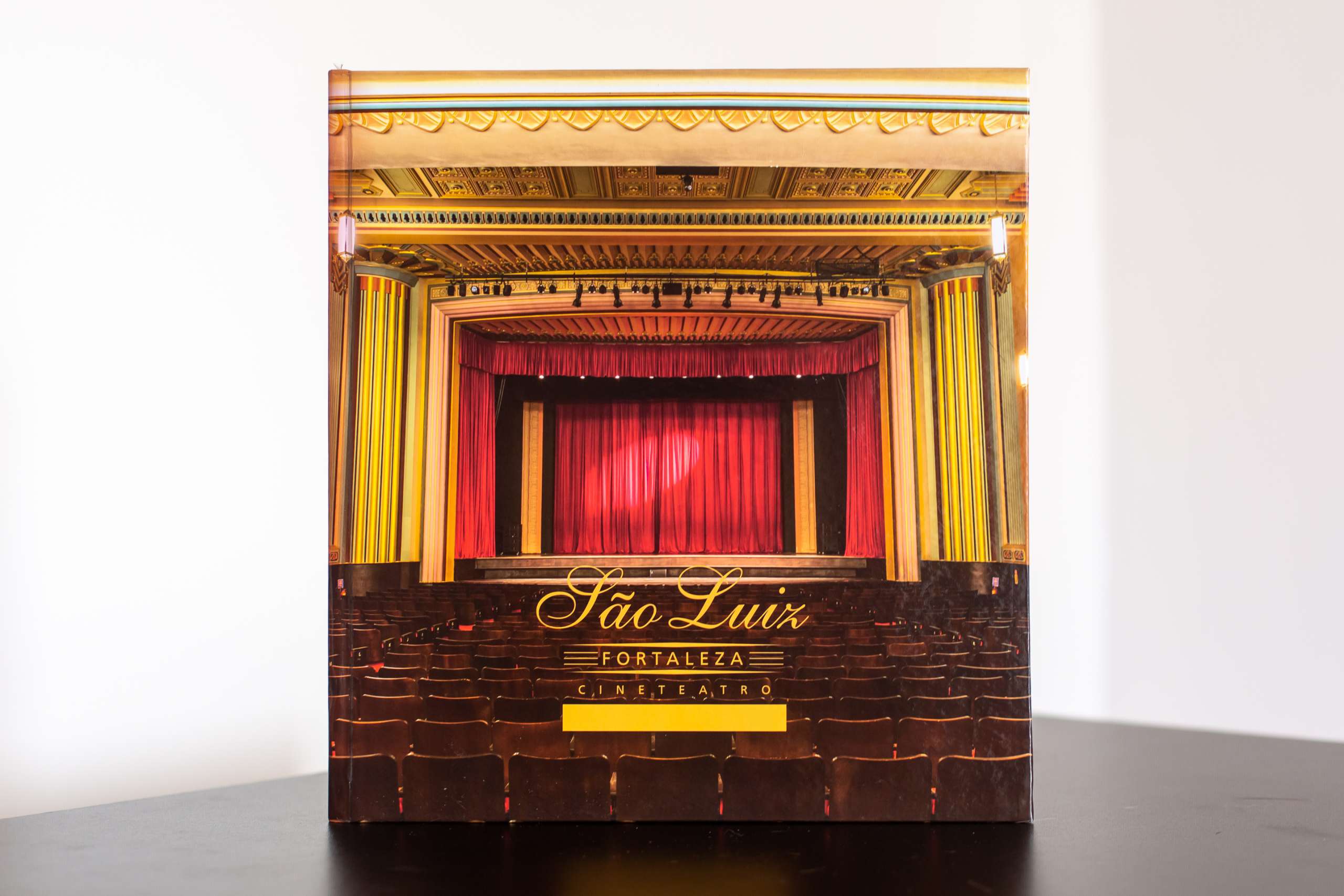 Cineteatro São Luiz faz lançamento de livro sobre sua história, com performance da atriz Christiane de Lavor e do pianista Rafael Maia