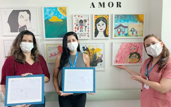 Colaboradoras são surpreendidas com exposição de desenhos e pinturas feitos pelos filhos