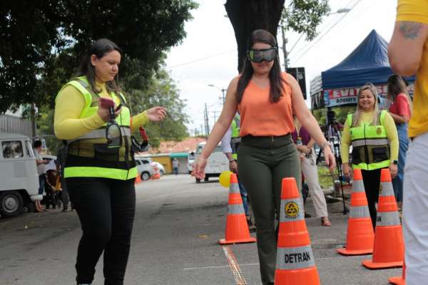 Detran-CE passa a utilizar óculos virtuais que simulam efeitos de embriaguez em ações educativas