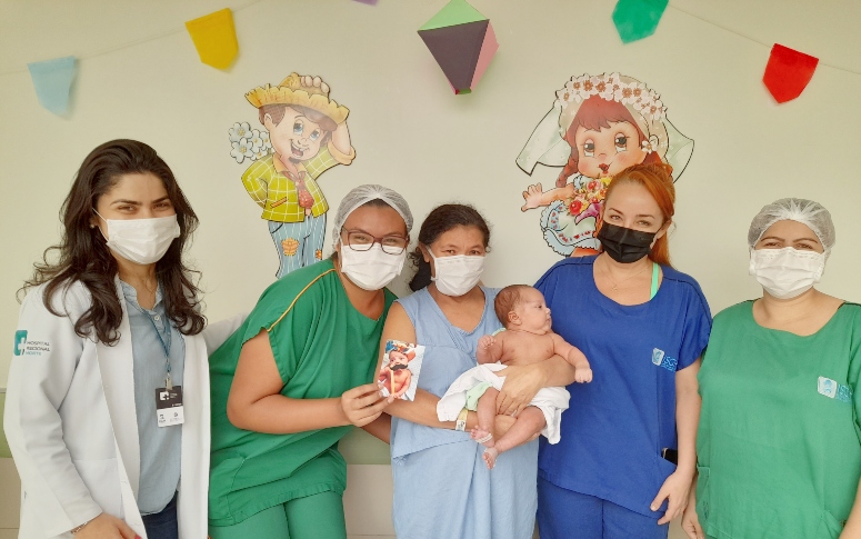 “Meu primeiro arraiá”: bebês da Neonatologia ganham sessão de fotos com adereços juninos