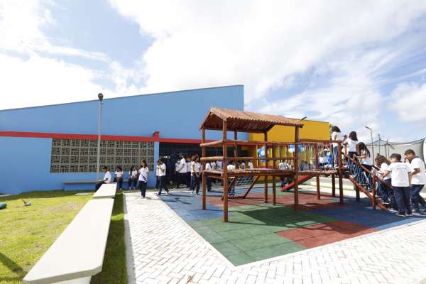 Governadora Izolda Cela entrega dois Centros de Educação Infantil e autoriza construção de Areninha em Ibicuitinga