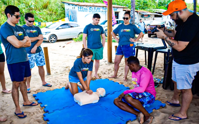 Novas experiências: residentes de Medicina da ESP/CE aprendem técnicas do surf e ensinam primeiros socorros a instrutores