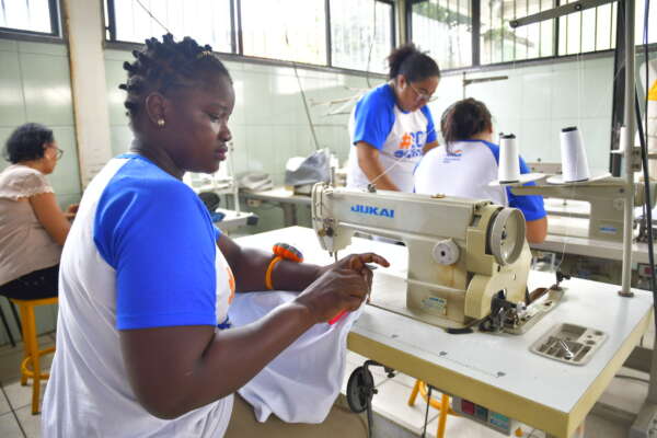 Migrantes participam de curso profissionais de Costura e de Salgados no Ceará