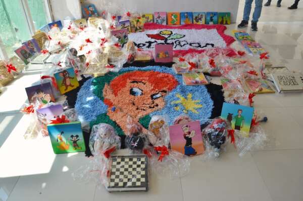 Crianças recebem brinquedos confeccionados por internos