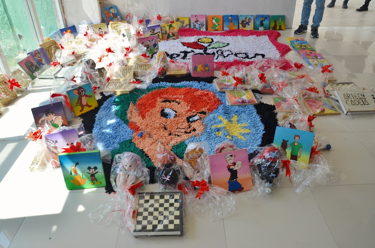 Crianças recebem brinquedos confeccionados por internos