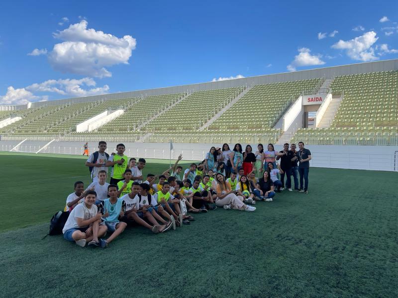 Crianças do Projeto Esporte em 3 Tempos são recebidas na Arena Romeirão