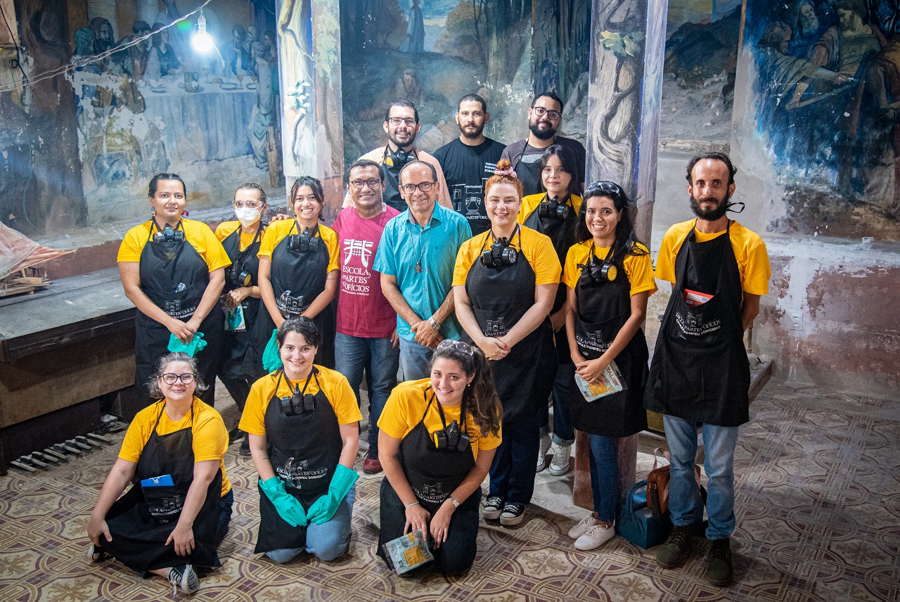 Alunos da Escola de Artes e Ofícios Thomaz Pompeu Sobrinho realizam restauro de painéis artísticos em Igreja centenária no Benfica