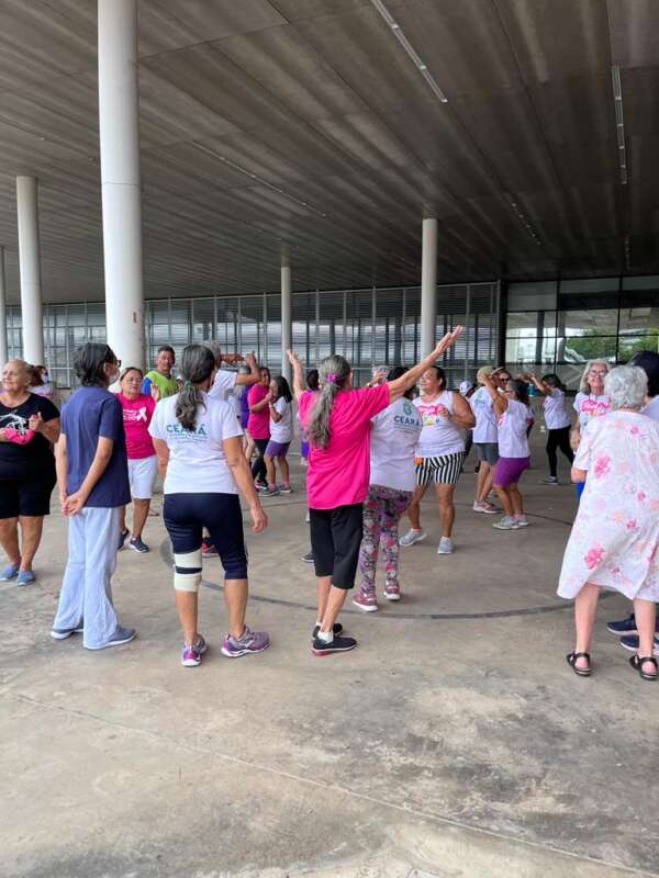 Mais de 40 mulheres participam da ação Outubro Rosa na Areninha do Castelão
