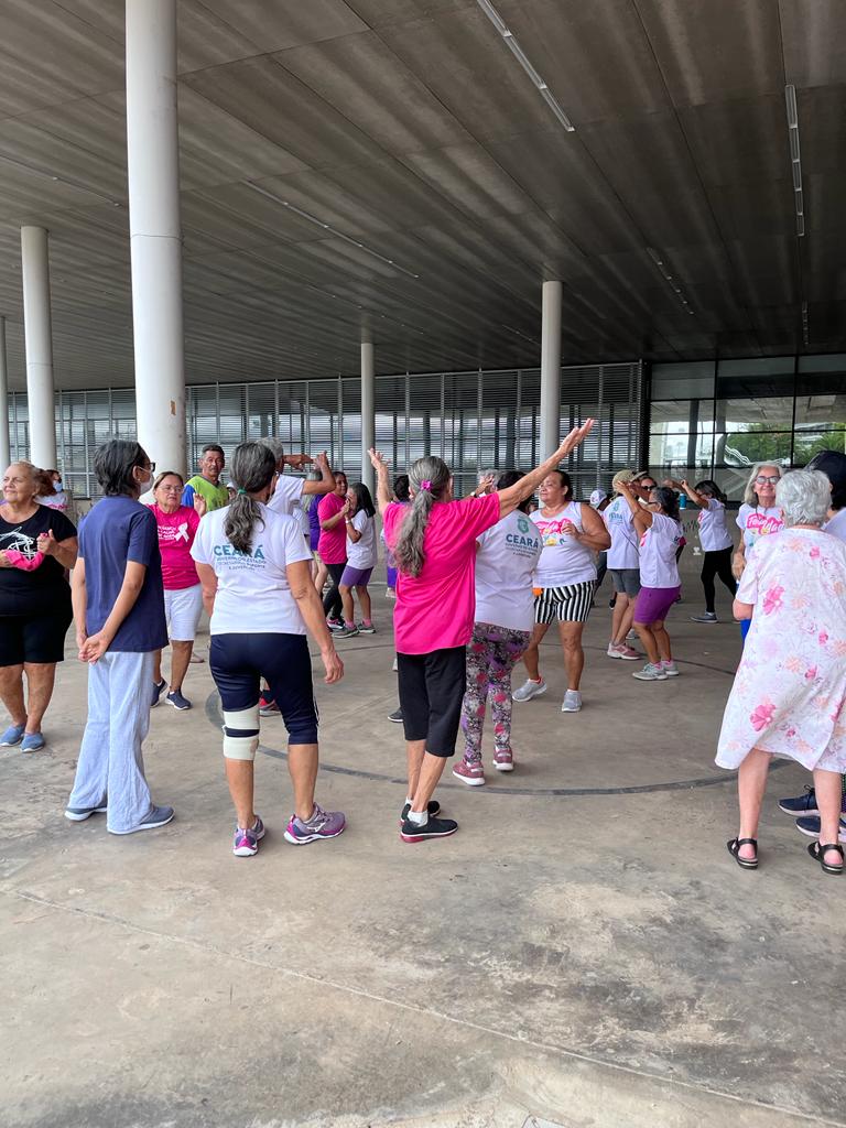 Mais de 40 mulheres participam da ação Outubro Rosa na Areninha do Castelão
