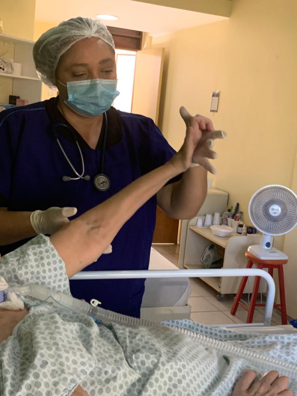 Cuidadores de pacientes da Casa de Cuidados recebem treinamento em ventilação mecânica