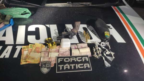 Abordagem da PMCE resulta em prisão de dupla e na apreensão de arma e drogas em São Gonçalo do Amarante