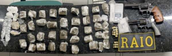 Abordagem da PMCE resulta em prisão e na apreensão de duas armas de fogo, munições e drogas em Forquilha