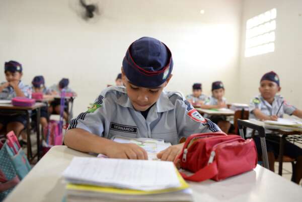 Escolas Militares do Governo do Ceará incentivam aprendizagem por meio da leitura de crianças no 1º ano do Ensino Fundamental