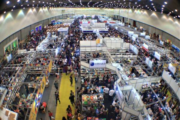 Policiais e bombeiros militares lançam coletânea na XIV Bienal do Livro do Ceará