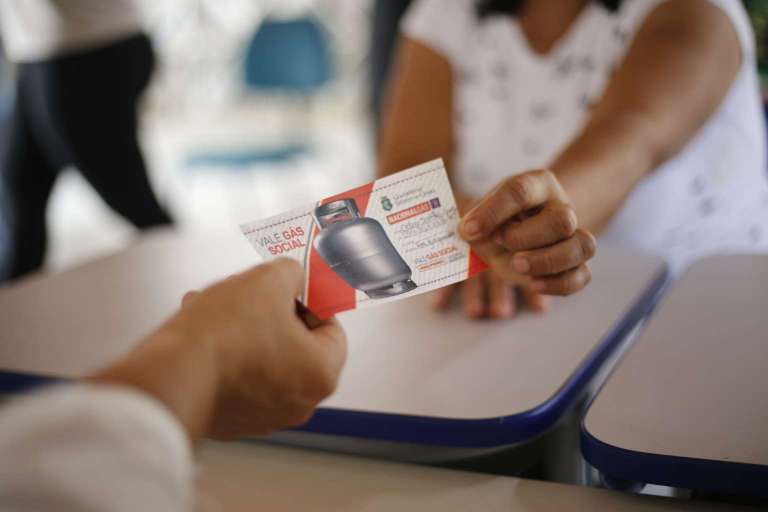 Governo do Ceará vai beneficiar mais de 200 mil famílias com Vale Gás Social neste mês