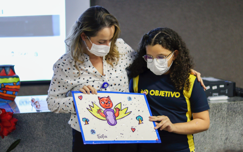 Hospital Regional do Cariri recebe doação de obras de arte feitas por estudantes de escola em Juazeiro do Norte