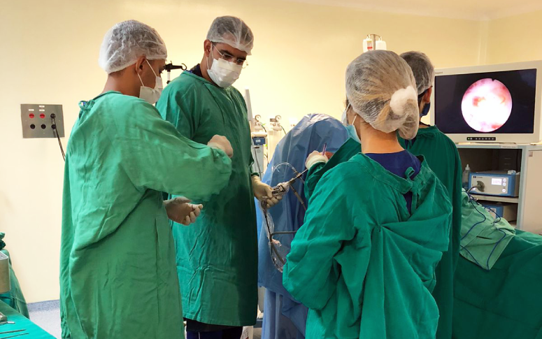 Parceria entre Helv e escolas leva estudantes a vivenciar rotina do centro cirúrgico