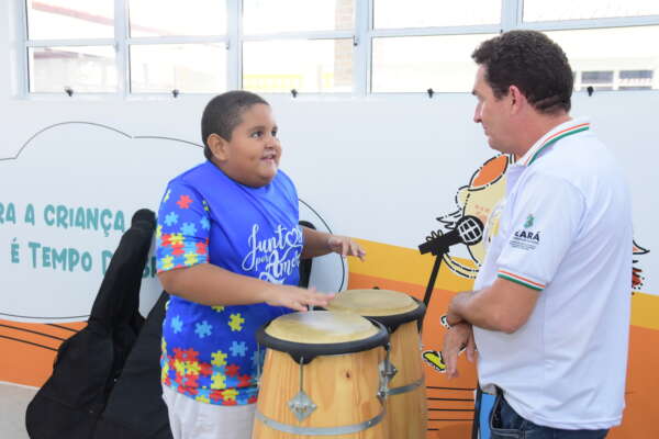 Aulas de música melhoram desenvolvimento pessoal e a comunicação de crianças e adolescentes autistas