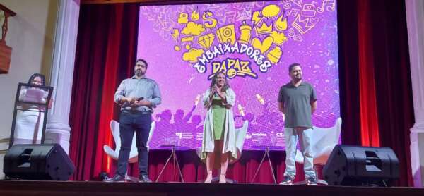 Jovens Pós-Medidas recebem certificados de formação do Projeto Embaixadores da Paz