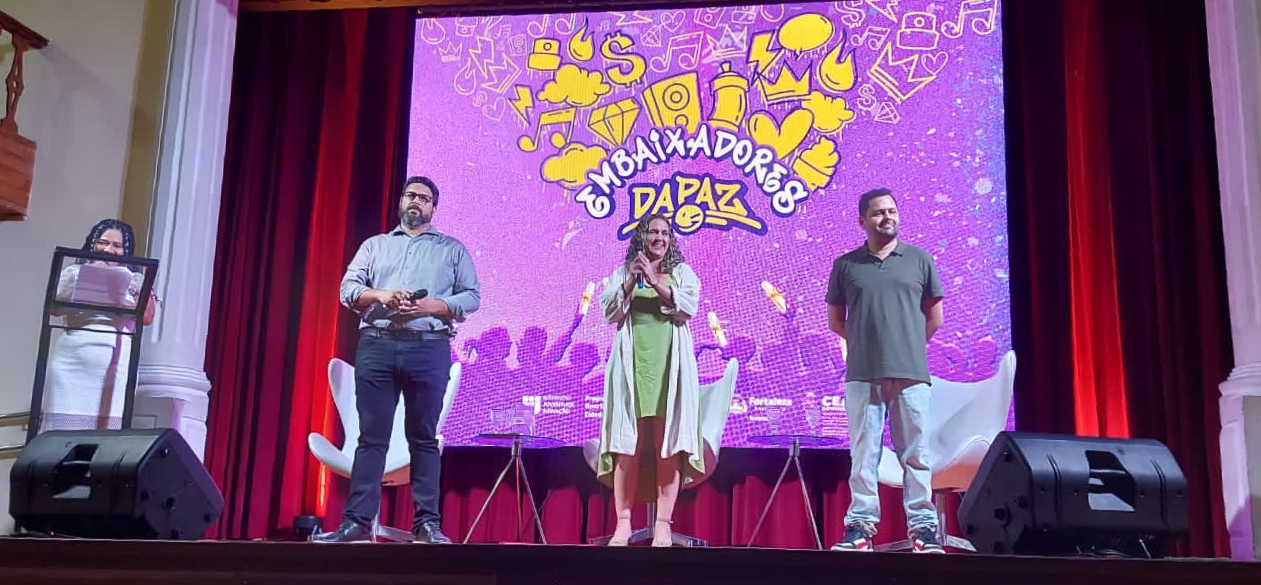 Jovens Pós-Medidas recebem certificados de formação do Projeto Embaixadores da Paz