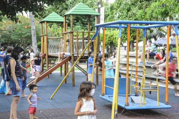 Praça Luiza Távora é espaço de lazer para todas as idades