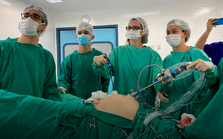 Helv realiza primeira cirurgia de colectomia por vídeo em paciente com câncer de intestino