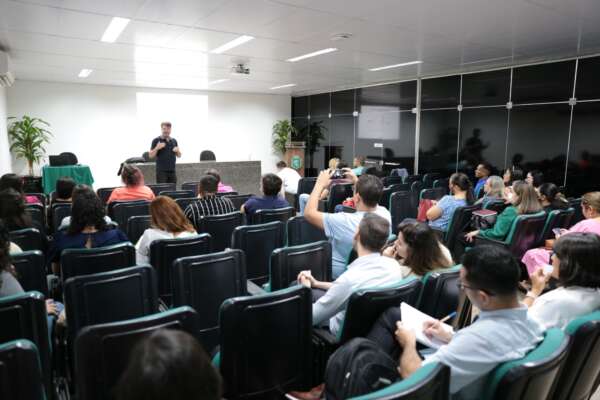 Educadores dos CCIs participam de atividade formativa focada na habilidade da fala