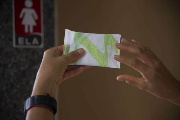 Começa distribuição de kits de absorventes nas escolas estaduais em 2023