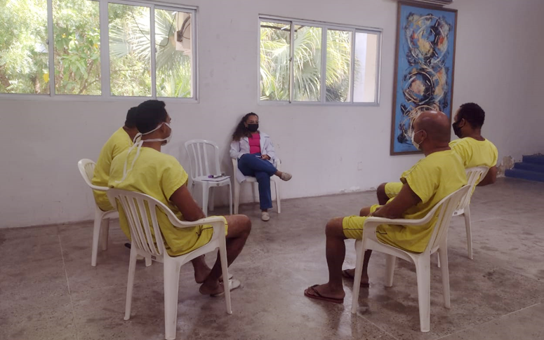 Pacientes relatam o percurso do tratamento contra a dependência de álcool e outras drogas