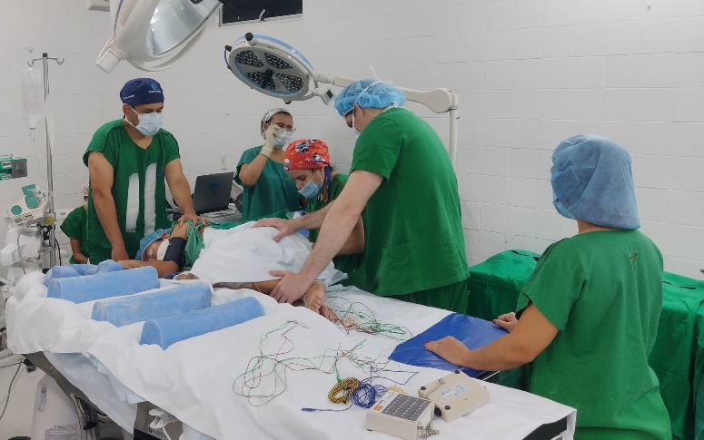 Hospital Infantil Albert Sabin inicia a realização de cirurgias ortopédicas de coluna