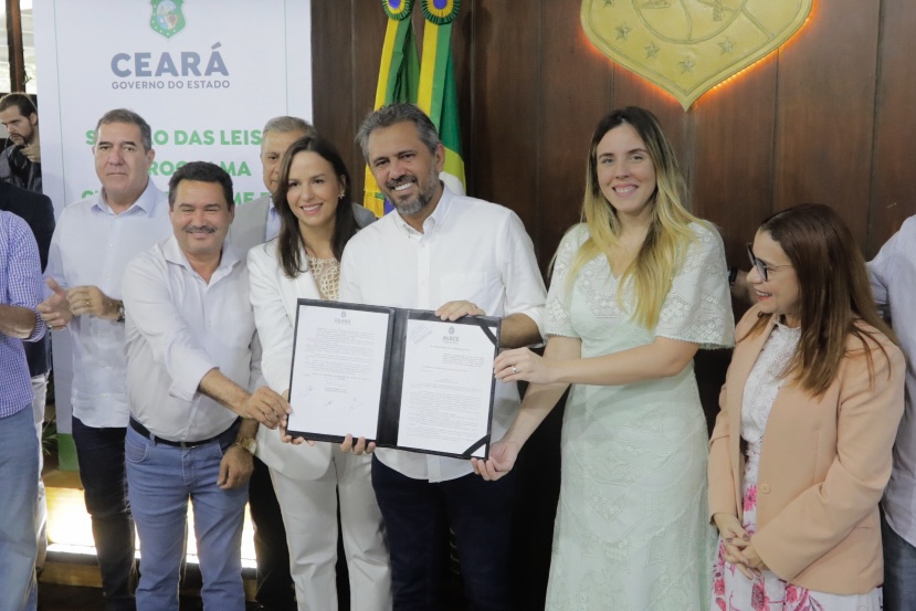 Governador Elmano de Freitas sanciona leis que autorizam programa de combate à fome e mutirão de cirurgias eletivas