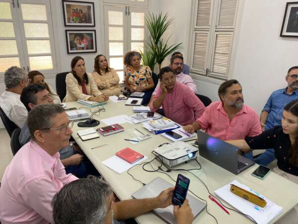 Primeira-dama e equipe se reúnem para diligências técnicas acerca do Programa Ceará sem Fome