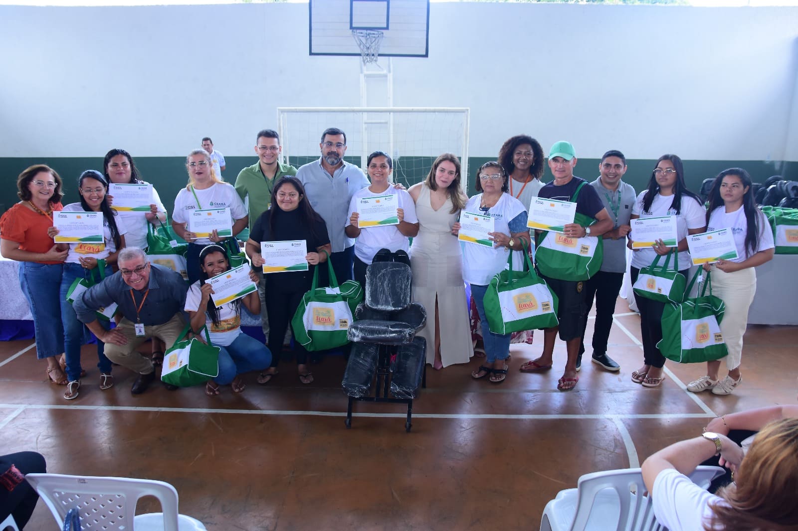 Mais de 200 profissionais são certificados e recebem instrumental de trabalho