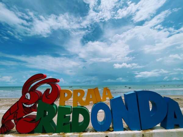 De acordo com a Semace, 36 trechos do litoral cearense estão próprios para banho no Carnaval