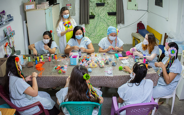 Mães de bebês internados no HGCC participam de oficina terapêutica com tema de Carnaval