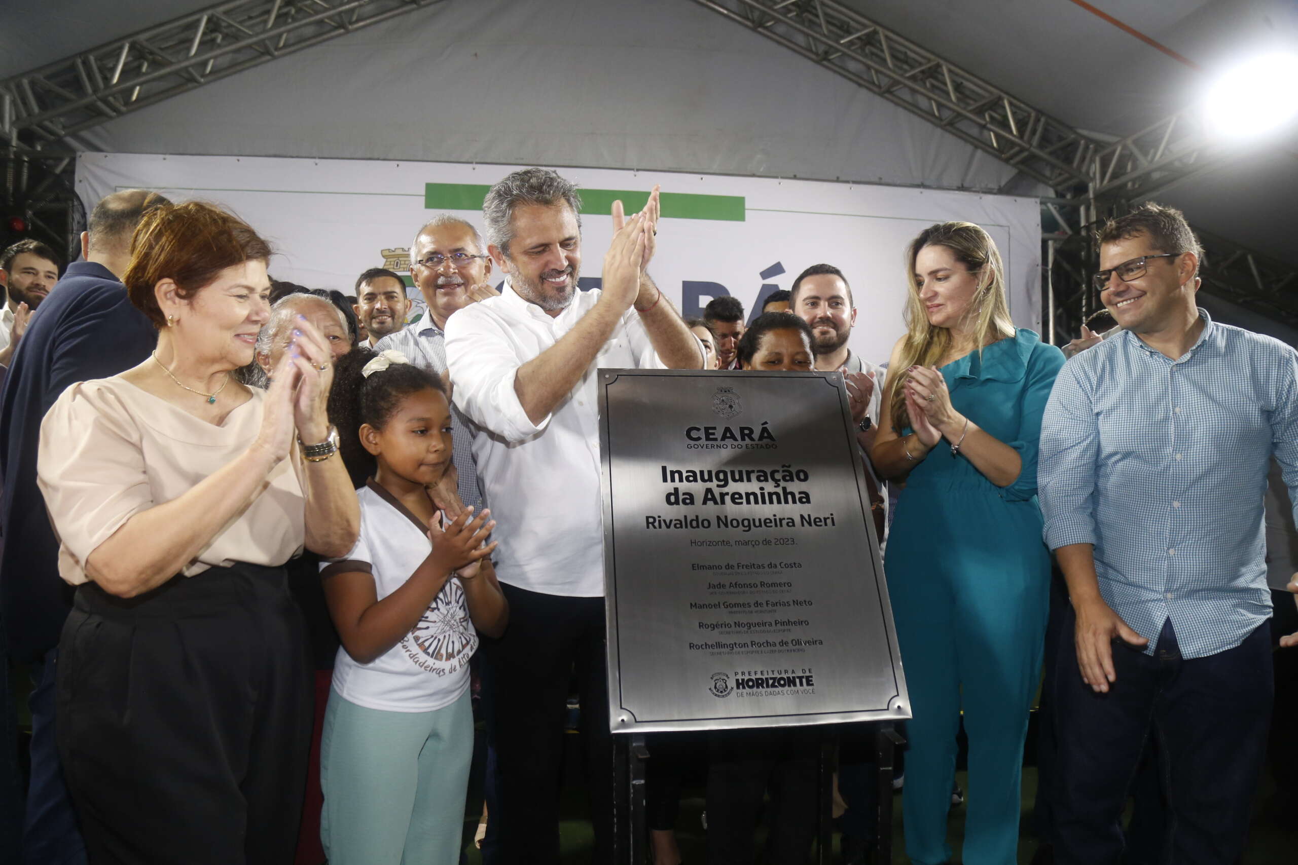 Governo do Ceará entrega duas areninhas no município de Horizonte