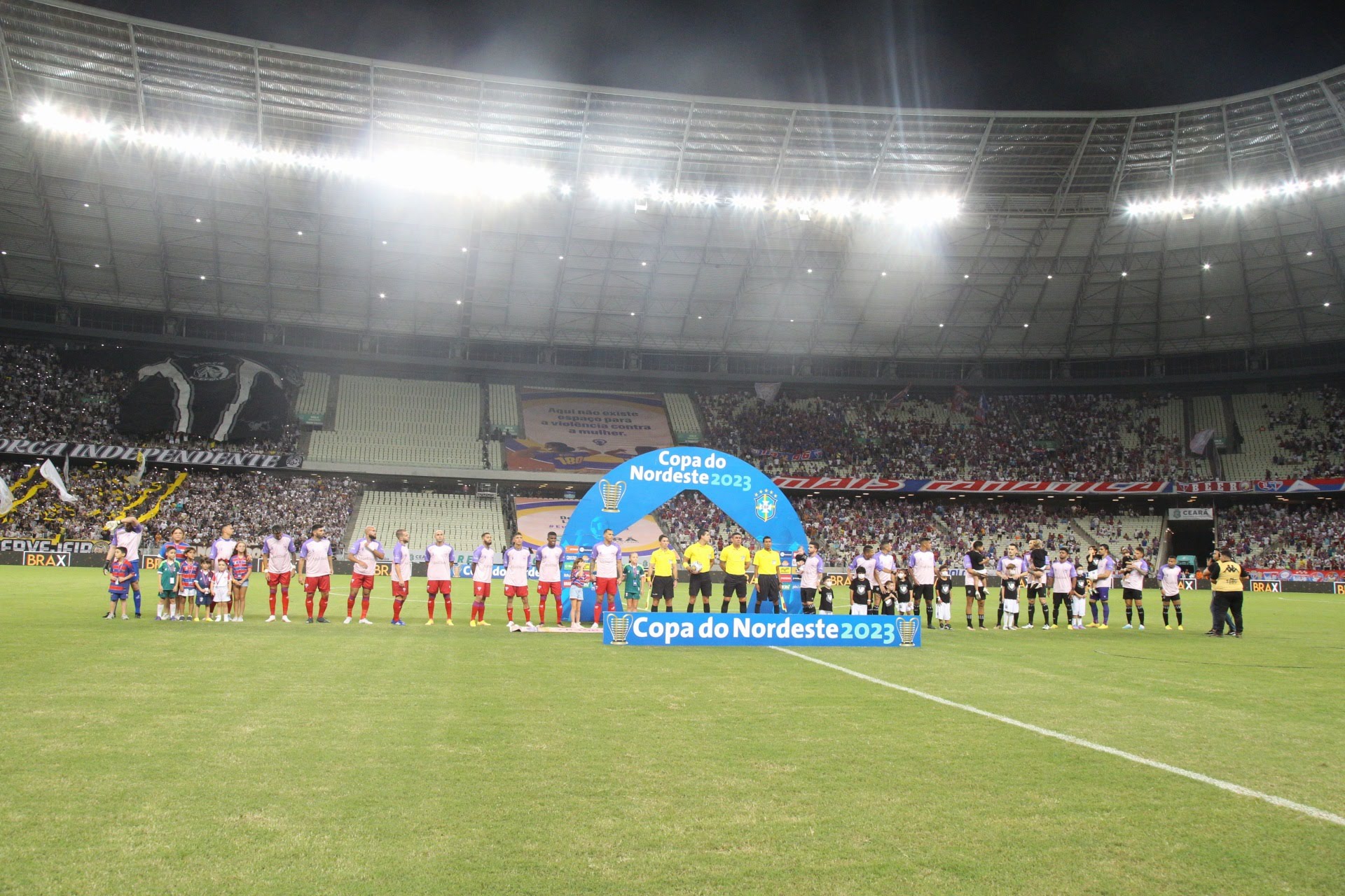 No Clássico-Rei, Governo do Ceará apresenta campanha e lança Comitê de Enfrentamento à Violência contra a Mulher e Combate ao Feminicídio