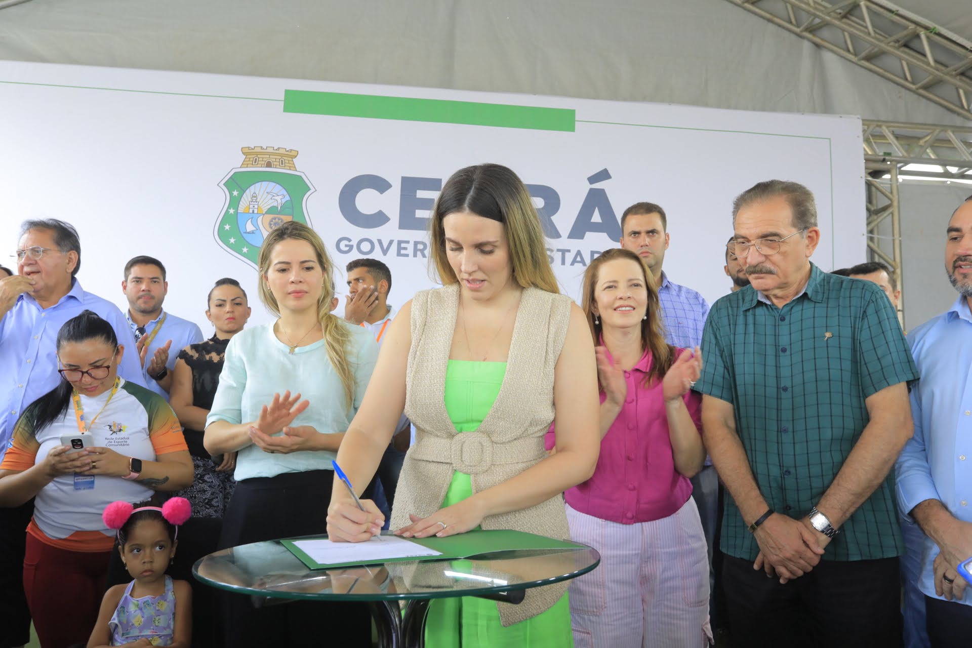 População de Crateús é beneficiada com Centro de Educação Infantil e construção de Casa da Mulher Cearense