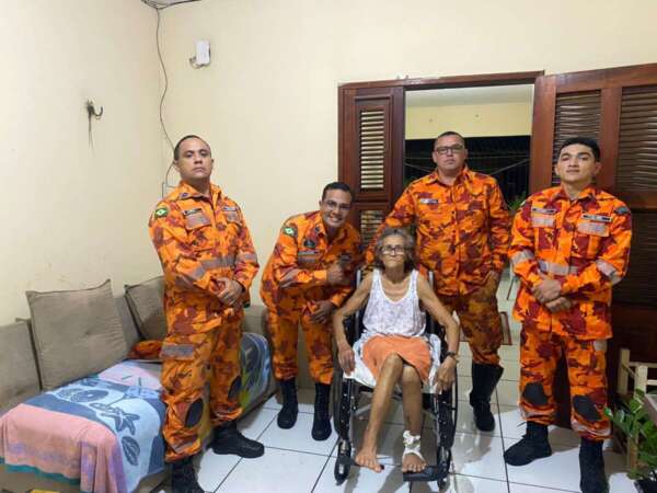 Corpo de Bombeiros retira dois anéis de aço presos em dedo de idosa no Genibaú