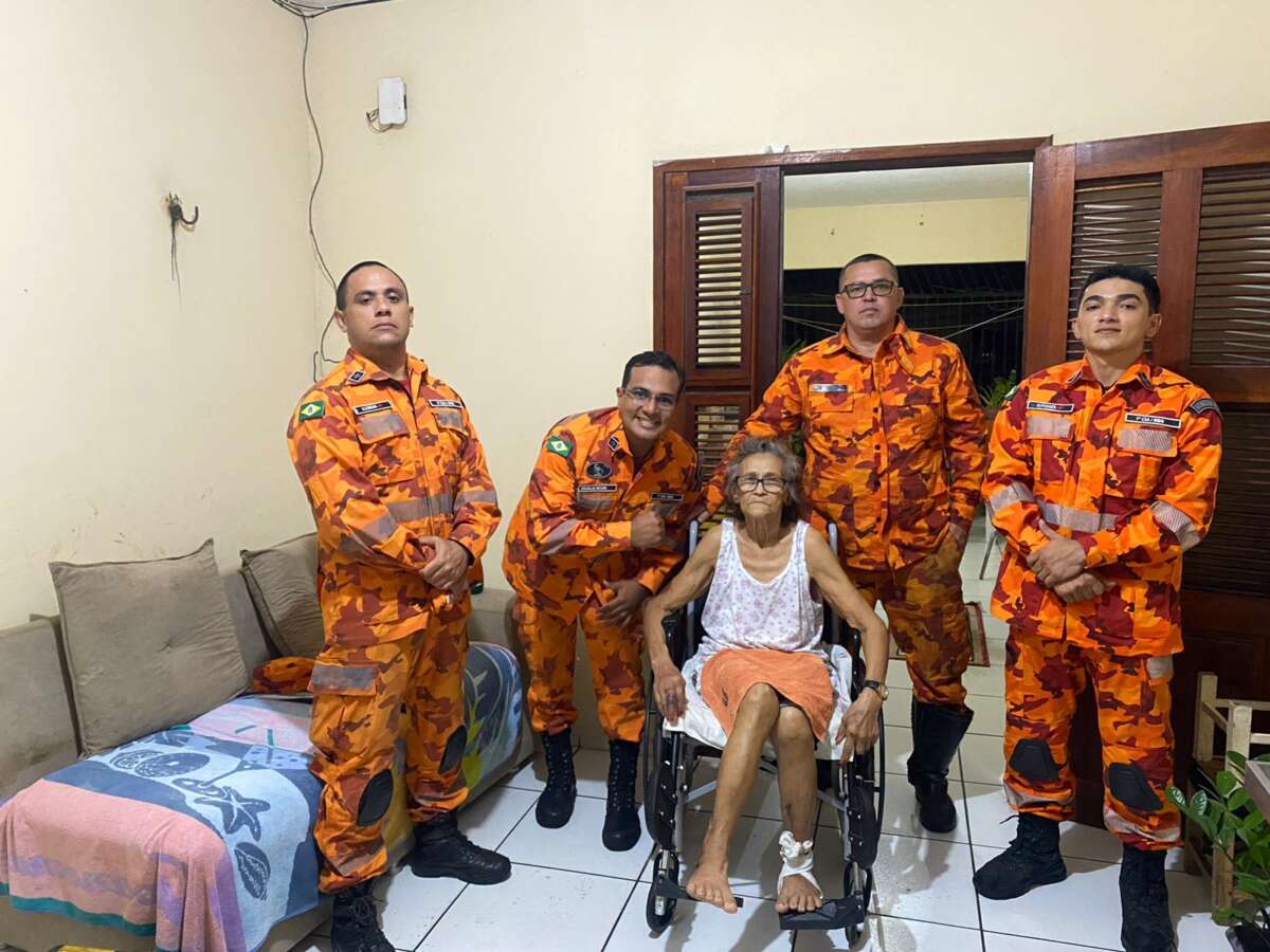 Corpo de Bombeiros retira dois anéis de aço presos em dedo de idosa no Genibaú