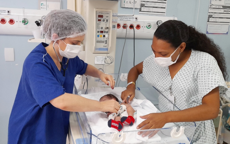 Bebê resgatado pelo Samu Ceará e encaminhado para o HRN ganha peso para alta