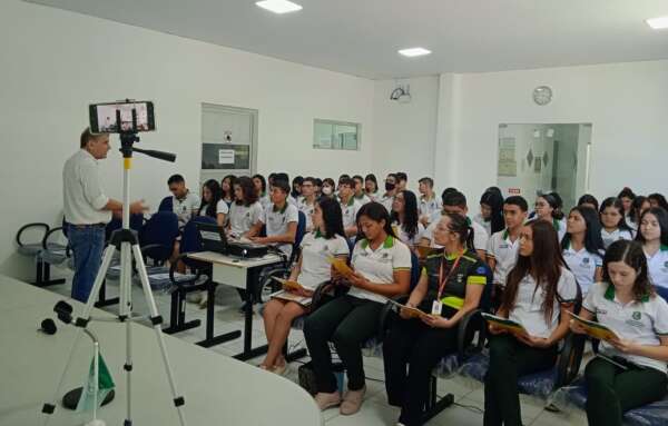 Ceasa-CE recebe visita de alunos de Paraipaba