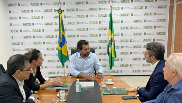 Universalização do saneamento é foco de reunião entre Arce e Ambiental Ceará