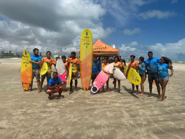 Secretaria do Esporte participa de lançamento do projeto “Surf Resgatando Sonhos” no Titanzinho, em Fortaleza